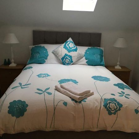 Spacious And Bright Town Centre Apartment Ballycastle Bagian luar foto