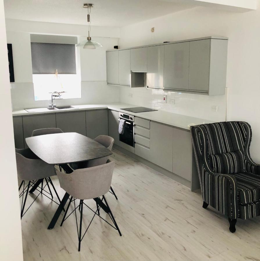 Spacious And Bright Town Centre Apartment Ballycastle Bagian luar foto